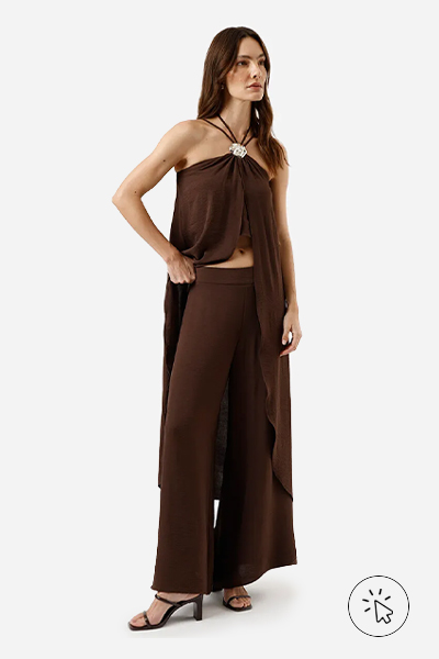 Modelo veste calça pantalona feminina cintura alta marrom