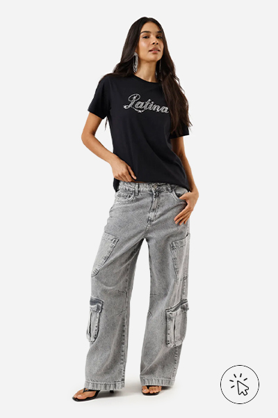 Modelo veste camiseta feminina de algodão manga curta Latina com brilhos preta