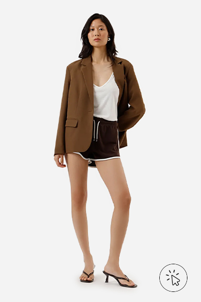 Modelo veste short básico feminino com elástico marrom
