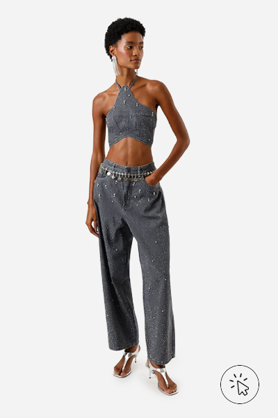 Modelo veste top frente única feminino jeans com brilhos cinza