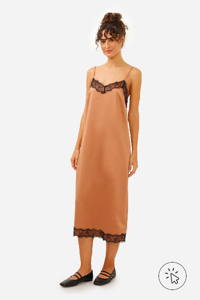 Modelo veste vestido mídi acetinado com renda marrom