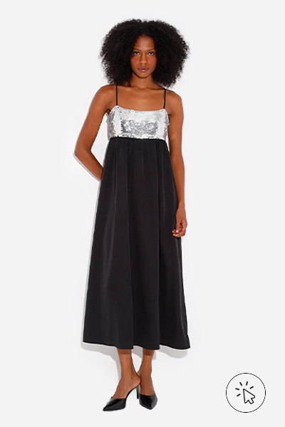 Modelo veste vestido mídi com paetê Mindset preto e prata