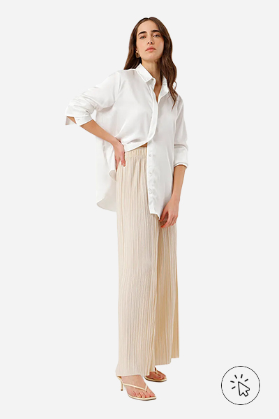Modelo veste calça pantalona feminina plissada bege claro - tons pastel - o que é tons pastel  