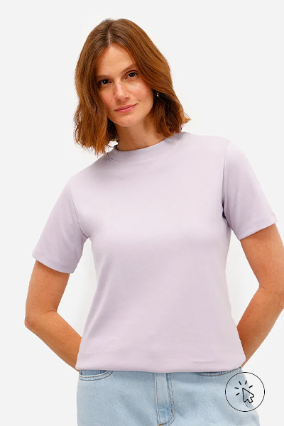 Modelo veste camiseta classic feminina de algodão peruano interlock lilás - tons pastel - o que é tons pastel  