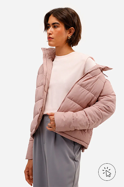 Modelo veste camiseta comfort feminina de algodão peruano interlock rosa claro - tons pastel - o que é tons pastel  