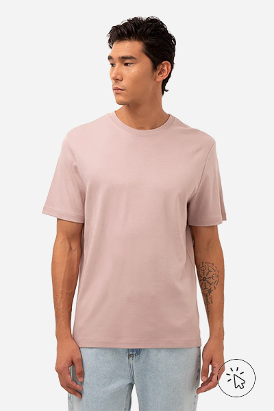 Modelo veste camiseta de algodão peruano bold  manga curta masculina rosa claro - tons pastel - o que é tons pastel  