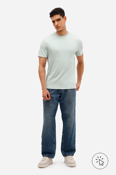 Modelo veste camiseta de algodão peruano bold manga curta masculina verde clara - tons pastel - o que é tons pastel  