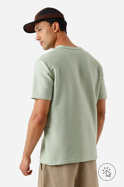 Modelo veste camiseta masculina de algodão texturizada verde clara - tons pastel - o que é tons pastel  