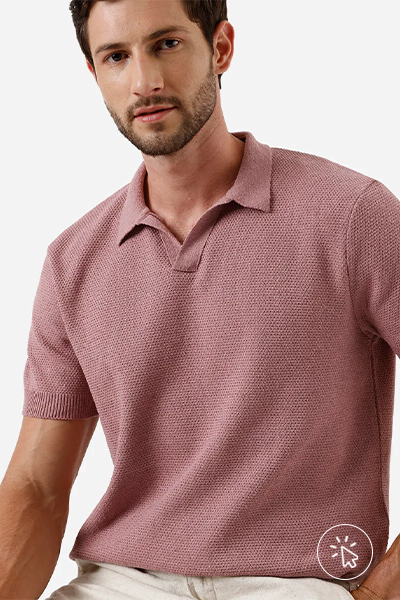 Modelo veste polo masculina com algodão manga curta rosa rosé - tons pastel - o que é tons pastel  