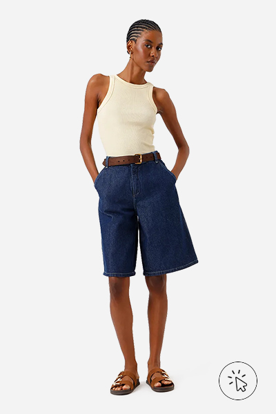 Modelo veste regata feminina de algodão canelada amarelo claro - tons pastel - o que é tons pastel  