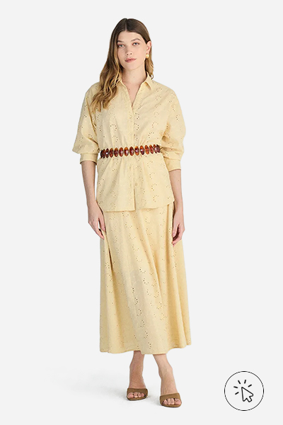 Modelo veste saia mídi evasê feminina de laise amarela - tons pastel - o que é tons pastel  