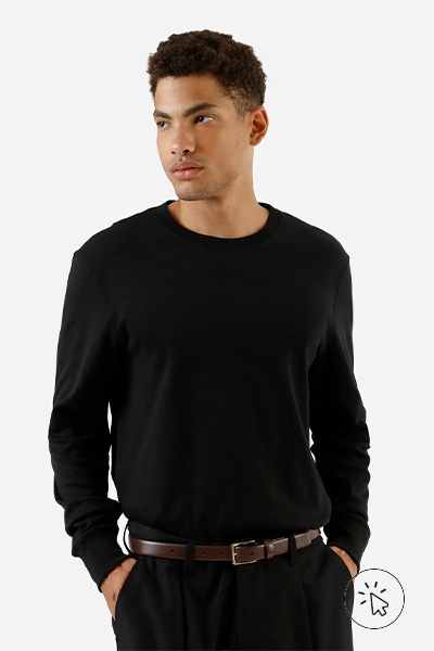 Modelo veste camiseta de algodão peruano bold manga longa preta - tecido algodão - como saber se o tecido é 100% algodão - o que é algodão sustentável - algodão é sustentável