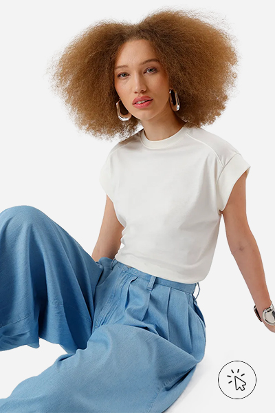 Modelo veste blusa muscle tee feminina de algodão peruano interlock off-white - tecido algodão - como saber se o tecido é 100% algodão - o que é algodão sustentável - algodão é sustentável