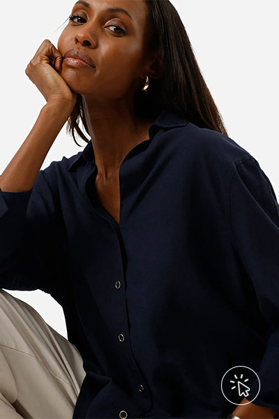 Modelo veste camisa feminina com linho manga longa azul-marinho - tecido algodão - como saber se o tecido é 100% algodão - o que é algodão sustentável - algodão é sustentável