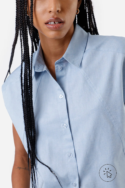 Modelo veste camisa feminina de algodão com recortes azul - tecido algodão - como saber se o tecido é 100% algodão - o que é algodão sustentável - algodão é sustentável