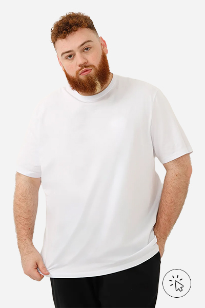 Modelo veste camiseta básica de algodão manga curta plus size branca - tecido algodão - como saber se o tecido é 100% algodão - o que é algodão sustentável - algodão é sustentável