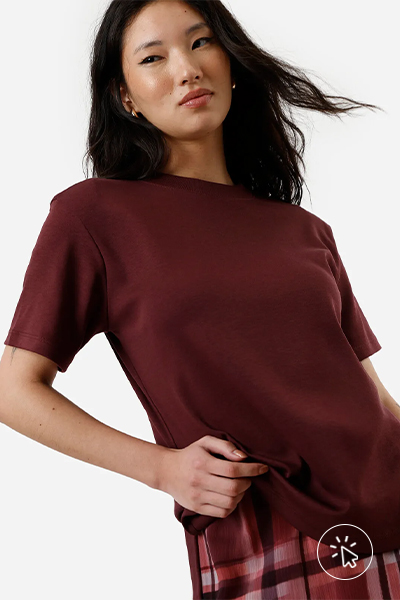 Modelo veste camiseta básica feminina de algodão peruano oversized com fendas vinho - tecido algodão - como saber se o tecido é 100% algodão - o que é algodão sustentável - algodão é sustentável