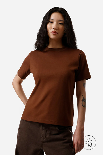 Modelo veste camiseta classic feminina de algodão peruano interlock marrom - tecido algodão - como saber se o tecido é 100% algodão - o que é algodão sustentável - algodão é sustentável