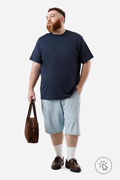 Modelo veste camiseta masculina de algodão peruano plus size azul escura - tecido algodão - como saber se o tecido é 100% algodão - o que é algodão sustentável - algodão é sustentável