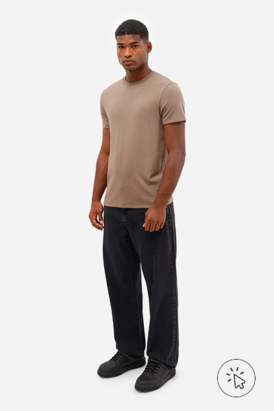 Modelo veste camiseta slim de algodão peruano bold bege - tecido algodão - como saber se o tecido é 100% algodão - o que é algodão sustentável - algodão é sustentável