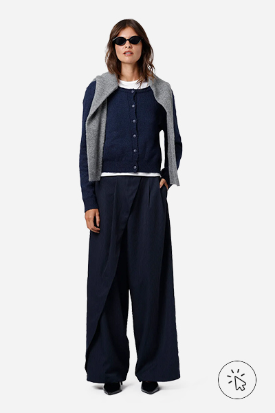 Modelo veste cardigan feminino de tricô Mindset azul-marinho