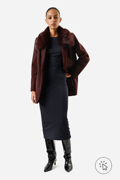Modelo veste casaco feminino com gola de pelúcia marrom