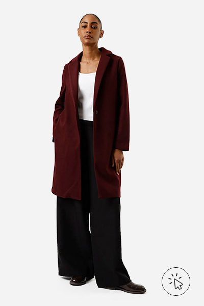 Modelo veste casaco longo feminino texturizado vinho