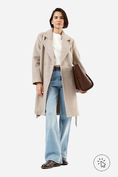 Modelo veste casaco trench coat feminino com faixa texturizado bege