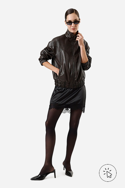 Modelo veste jaqueta bomber feminina de poliuretano couro PU com recorte gola alta marrom