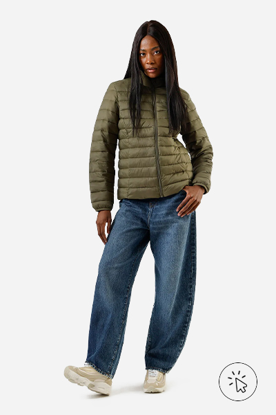 Modelo veste jaqueta puffer feminina gola alta verde militar