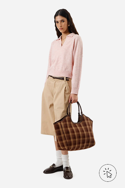 Modelo veste polo básica feminina de tricô manga longa rosa claro