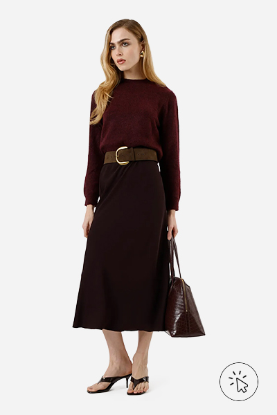 Modelo veste suéter básico feminino cropped de tricô vinho