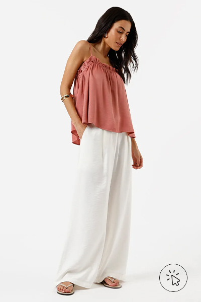 Modelo veste blusa feminina franzida alças finas acetinada rosa claro - coloração pessoal - colorimetria pessoal - o que é coloração pessoal - paleta coloração pessoal - como saber minha coloração pessoal