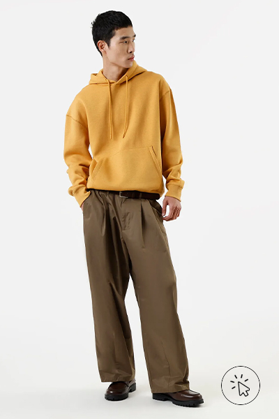 Modelo veste blusão masculino de moletom com capuz oversized amarelo mostarda - coloração pessoal - colorimetria pessoal - o que é coloração pessoal - paleta coloração pessoal - como saber minha coloração pessoal