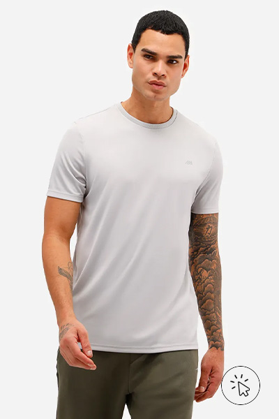 Modelo veste camiseta masculina básica esportiva manga curta cinza claro - coloração pessoal - colorimetria pessoal - o que é coloração pessoal - paleta coloração pessoal - como saber minha coloração pessoal