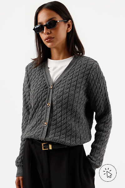 Modelo veste cardigan feminino de tricô com decote V texturizado cinza - coloração pessoal - colorimetria pessoal - o que é coloração pessoal - paleta coloração pessoal - como saber minha coloração pessoal