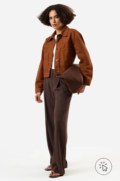 Modelo veste jaqueta cropped feminina de sarja com bolsos marrom caramelo - coloração pessoal - colorimetria pessoal - o que é coloração pessoal - paleta coloração pessoal - como saber minha coloração pessoal