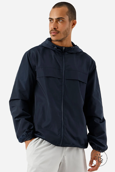 Modelo veste jaqueta masculina corta-vento com capuz esportiva azul escura - coloração pessoal - colorimetria pessoal - o que é coloração pessoal - paleta coloração pessoal - como saber minha coloração pessoal