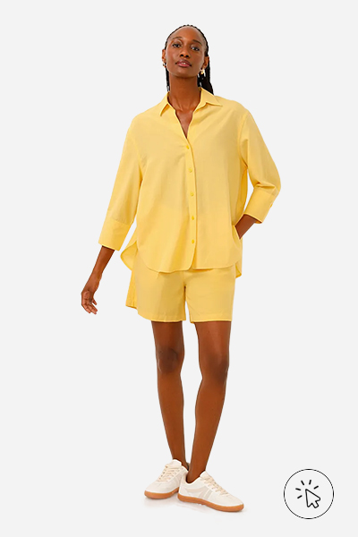 Modelo veste camisa e short com linho amarelos