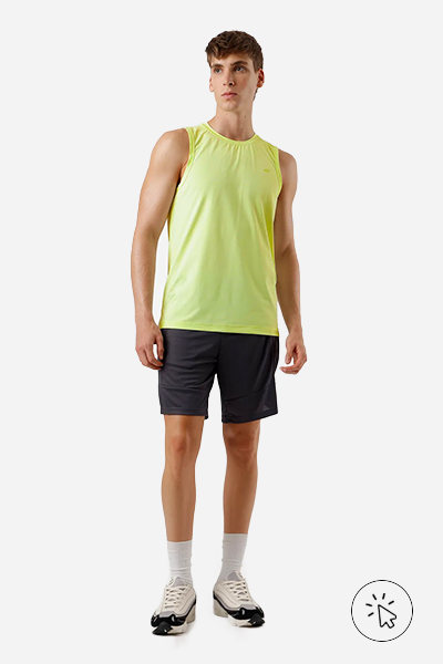 Modelo veste regata masculina runner verde limão