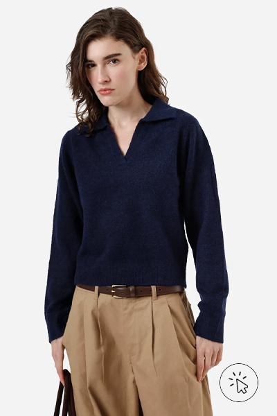 Modelo veste polo básica feminina de tricô manga longa azul-marinho - coloração pessoal - colorimetria pessoal - o que é coloração pessoal - paleta coloração pessoal - como saber minha coloração pessoal