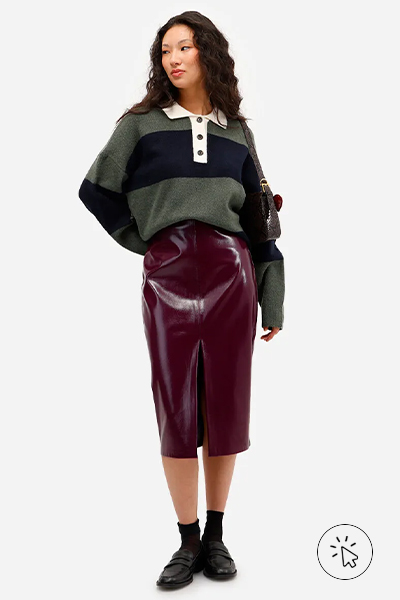 Modelo veste suéter feminino de tricô com gola manga longa listrado verde e azul marinho - coloração pessoal - colorimetria pessoal - o que é coloração pessoal - paleta coloração pessoal - como saber minha coloração pessoal