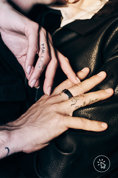 A tatuagem "real love" nas mãos de Di Ferrero e Isabeli Fontana