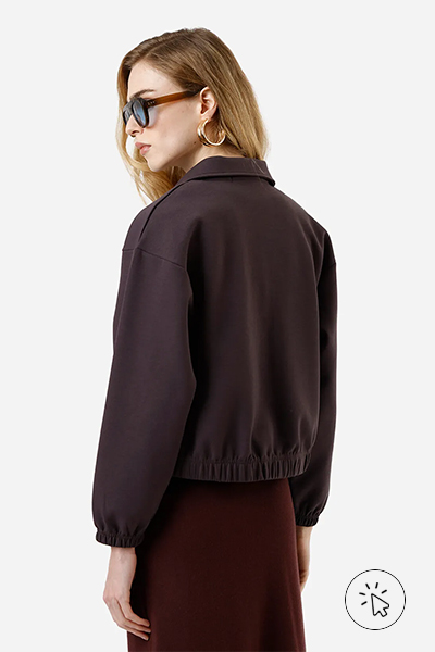 Modelo veste jaqueta bomber feminina com pregas cinza escuro - tecido algodão - como saber se o tecido é 100% algodão - o que é algodão sustentável - algodão é sustentável