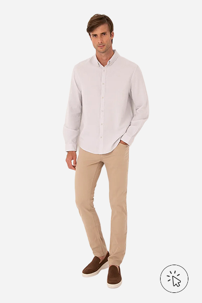 Modelo veste camisa comfort oxford cinza claro, calça de sarja kaki e tênis slip on marrom - look masculino para casamento
