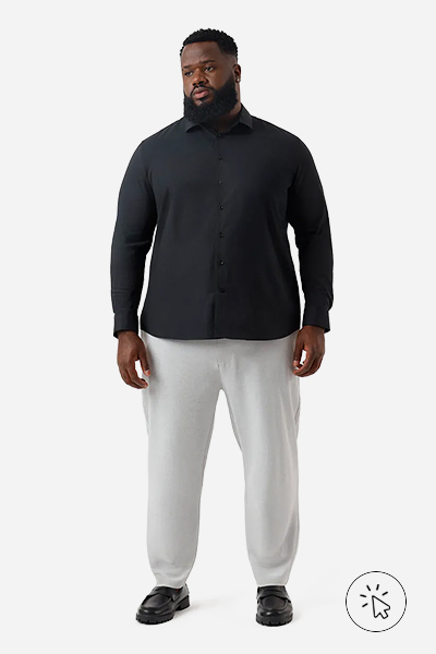 Modelo veste camisa slim fit preta, calça social cinza e sapato oxford preto - look masculino para casamento