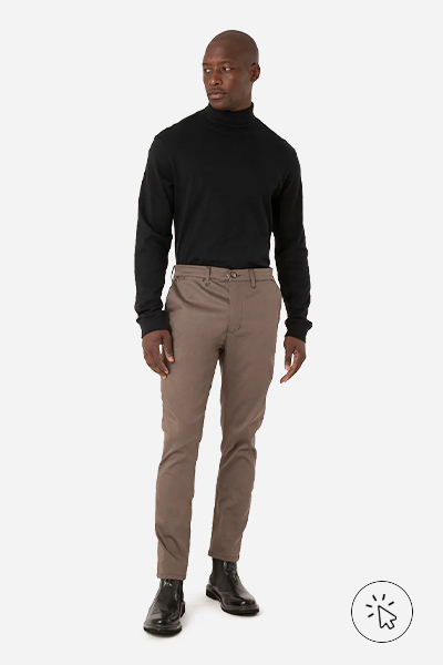 Modelo veste suéter preto de gola alta, calça chino carrot cinza e sapato social preto - look masculino para casamento
