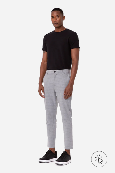 Modelo veste camiseta lisa preta, calça chino slim xadrez cinza e tênis casual preto - look masculino para casamento
