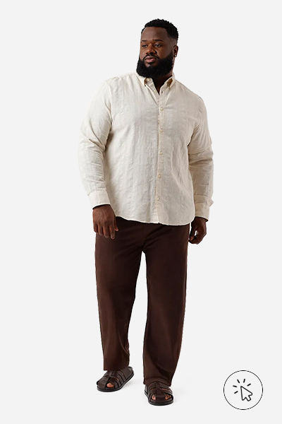 Modelo veste camisa texturizada bege, calça reta de sarja marrom e mule clog preta - look masculino para casamento