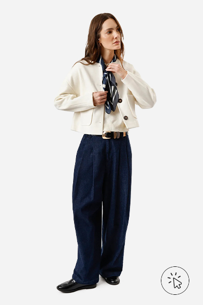 Modelo veste casaco feminino com bolsos texturizados bege areia